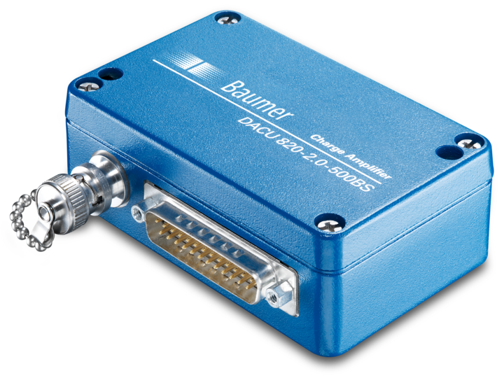 Multi-range charge amplifier for piezoelectric sensors